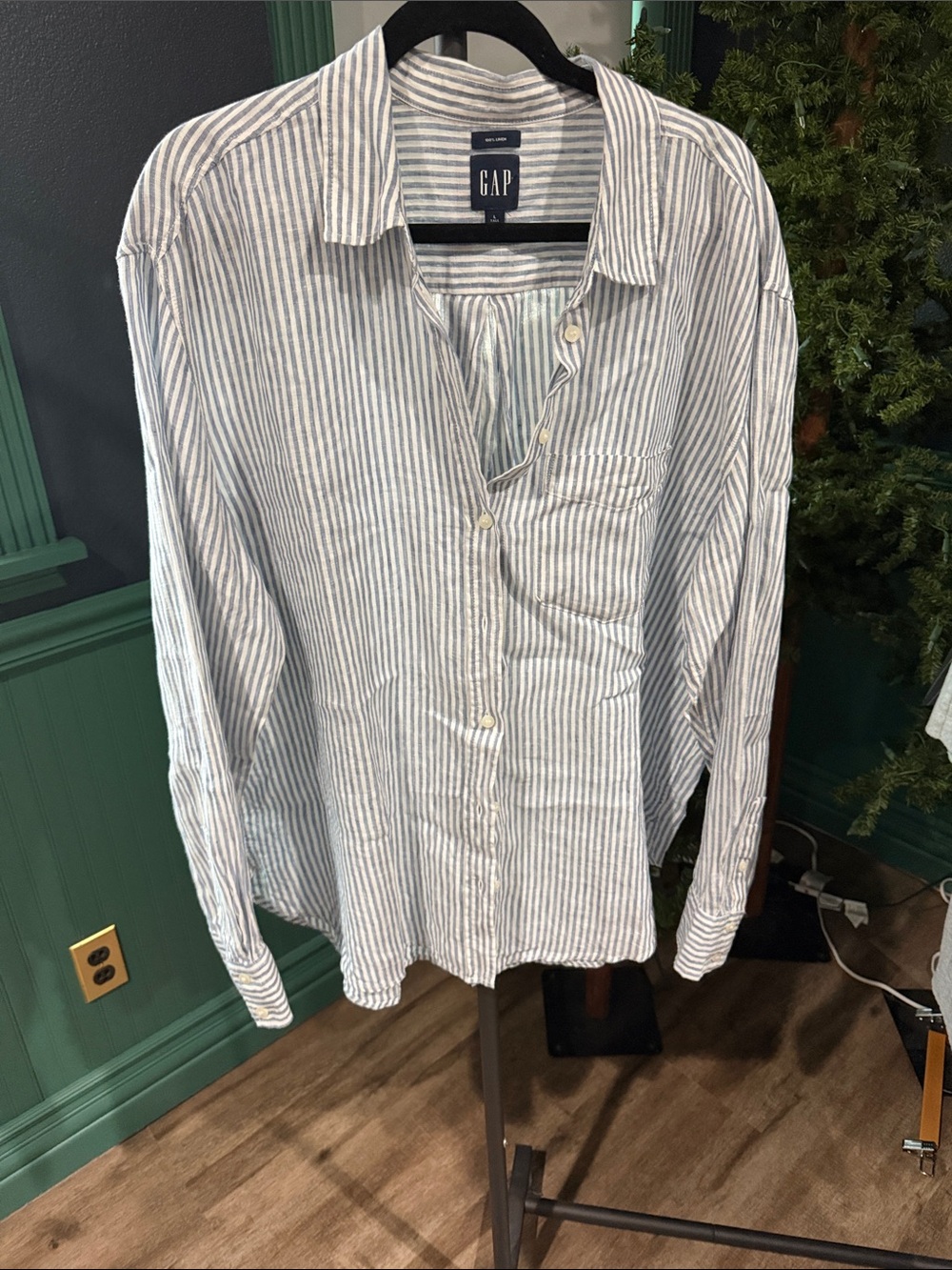 GAP Womens Light Blue and White Striped Button-Down Shirt